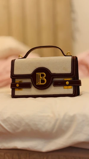 Snygg hand väska! - Helt ny, inga slitningar endast en liten fläck på framsidan men inget som märks av! Säljs pga att den ej kommer till användning! 💞 vid frågor är det bara att skriva, pris kan diskuteras! 🙏🏼