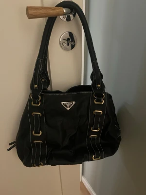Prada handväska - Snygg svart handväska från Prada. Pris kan diskuteras!!
