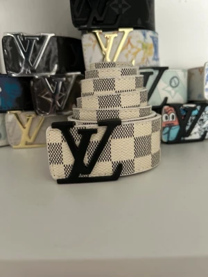 Läder bälte  - Snygg gul/vit läder bälte 