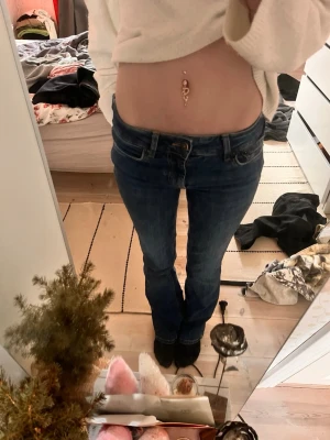 Mörkblå jeans från Zara - Säljer ett par mörkblå jeans från Zara i storlek 34. Klassisk modell med låg midja och smal passform.  Har använt 2 gånger dom är som nya. Får även med en valfri tröja.