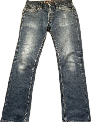 Vintage Levi’s 501 – Amazing Natural Fades – 2010 Edition - pair of vintage Levi’s from 2010 with incredible natural fades and character. Perfect ”Snus Fade” and ”Wallet Fade”These have been worn in perfectly to achieve a unique look that only comes with time. Classic straight-leg fit and sturdy denim quality.                                   Feel free to message me if you have any questions!  Size on tag: W33 / L32 • Waist: 41.5 cm • Thigh: 28 cm • Inseam: 79 cm • Total Length: 104.5 cm • Leg Opening: 19.5 cm 