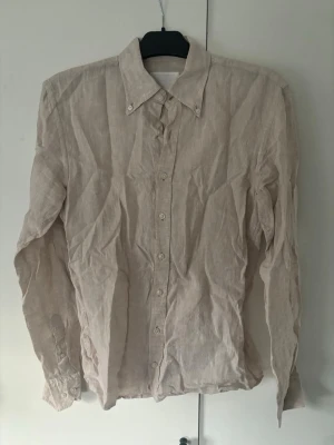 Oscar Jacobson linneskjorta - Superfin populär Oscar jacobson linneskjorta i storlek 38 (M) säljes. Inga defekter alls en strykning och den är som ny! Grym passform perfekt nu till våren!