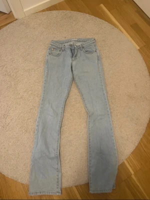 Ljusblå utsvängda jeans - Fint skick! 