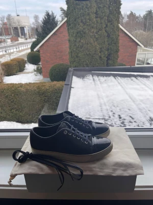 Mörbkblåa lavins med glans - Mörkblåa lanvins med glans i Uk 6! LÅDA PÅSE OCH EXTRA SKOSNÖREN MEDFÖLJER!! Hör av dig vid frågor och funderingar svarar så snabbt jag kan!😁