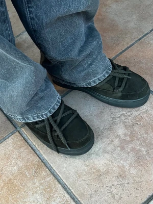 Mörkgröna inuikiis - Säljer ett par mörkgröna skor i mocka med tjocka snören och varmt, fluffigt foder på insidan.  Har använt runt 7 gånger så dom är som väldigt nya, säljer på grund av att det var fel storlek, ni får buda eller be om mer bilder