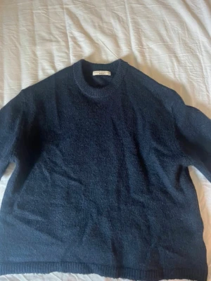 Mörkblå stickad tröja från Arket - En stilren mörkblå stickad tröja från Gina tricot  med rund halsringning och ribbade muddar vid ärmslut och nederkant. Andvänd få gånger!💗 