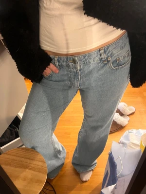 Ljusblåa raka jeans med låg midja - Säljer ett par ljusblå jeans med rak passform och låg midja. Jeansen har klassisk femficksdesign och stängs med knapp och dragkedja. Perfekta för en avslappnad och trendig look. Från nakd endast testade då jag råka köpa 2 exakt likadana så som nya💕(köpt för 700 säljer för 500 men går ner i pris vid snabb affär💕💕)