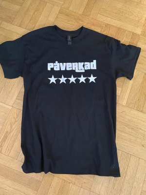 Rolig T-Shirt med trycker ”Påverkad 5 Stars” - T-shirt med trycket ”Påverkad 5 Stars” Finns också tillgänglig i Storlekar från S-5XL  Finns också tillgänglig i flera färger  *Storleken är lite större än normalt men kräver inte att man går ned en storlek  🔗 Hitta mer på tryckxpressen.se
