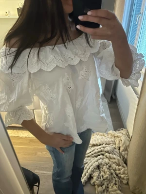 Blus & other stories - Så snygg blus från & other stories med broderier, volanger, puffärmar och en off shoulder (om man vill, behöver oxå strykas) 