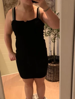 Svart tight kortklänning från lager 157 - Säljer en svart tight kortklänning från 157 med breda axelband. Klänningen har en enkel och stilren design som sitter figurnära och är perfekt för dig som gillar en klassisk look.