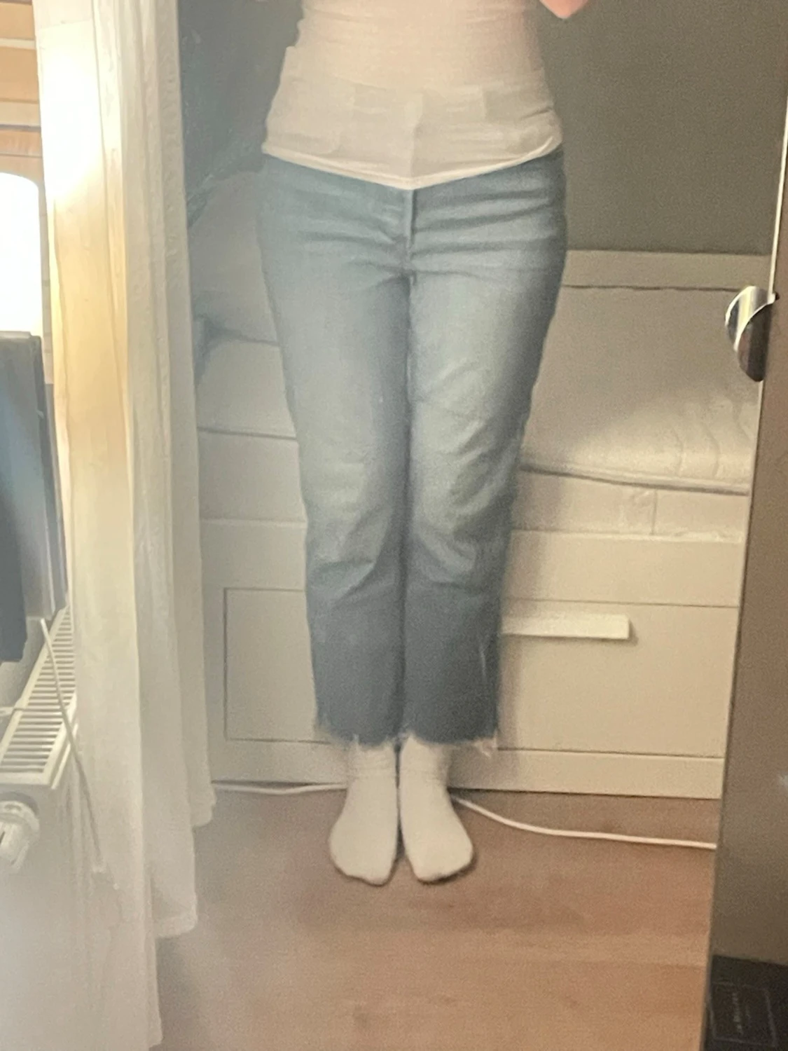 Ljusblå raka jeans med rå kant