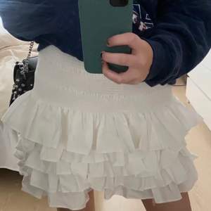 En galet fin kjol som är perfekt nu inför sommaren! (Den första bilden är lånad av Amanda Carlson) Det är storlek XSmen den passar också S/M då den är töjbar. Lägg bud i kommentarerna:) köpare står för frakt. Budgivning avslutas måndag 22/3 08.00