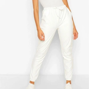 Vita sweatpants - Vita konstläder sweatpants, fin passform, nyskick! Storlek 36! Skit snygga att styla med en oversized t-shirt eller sweatshirt! 
