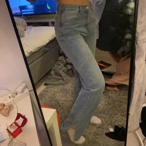 Straight jeans med slits - Supersnygga och riktigt bekväma straight jeans med slits. Endast använda en gång pga fel storlek. Skriv för mer bilder/info💕 NYPRIS: 570 och säljes för 290 men kan tänka mig att gå ner i pris vid snabb affär😊