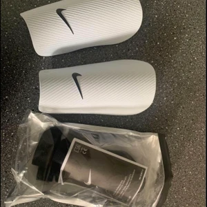 Benskydd - Vita benskydd ifrån Nike. Helt oanvända