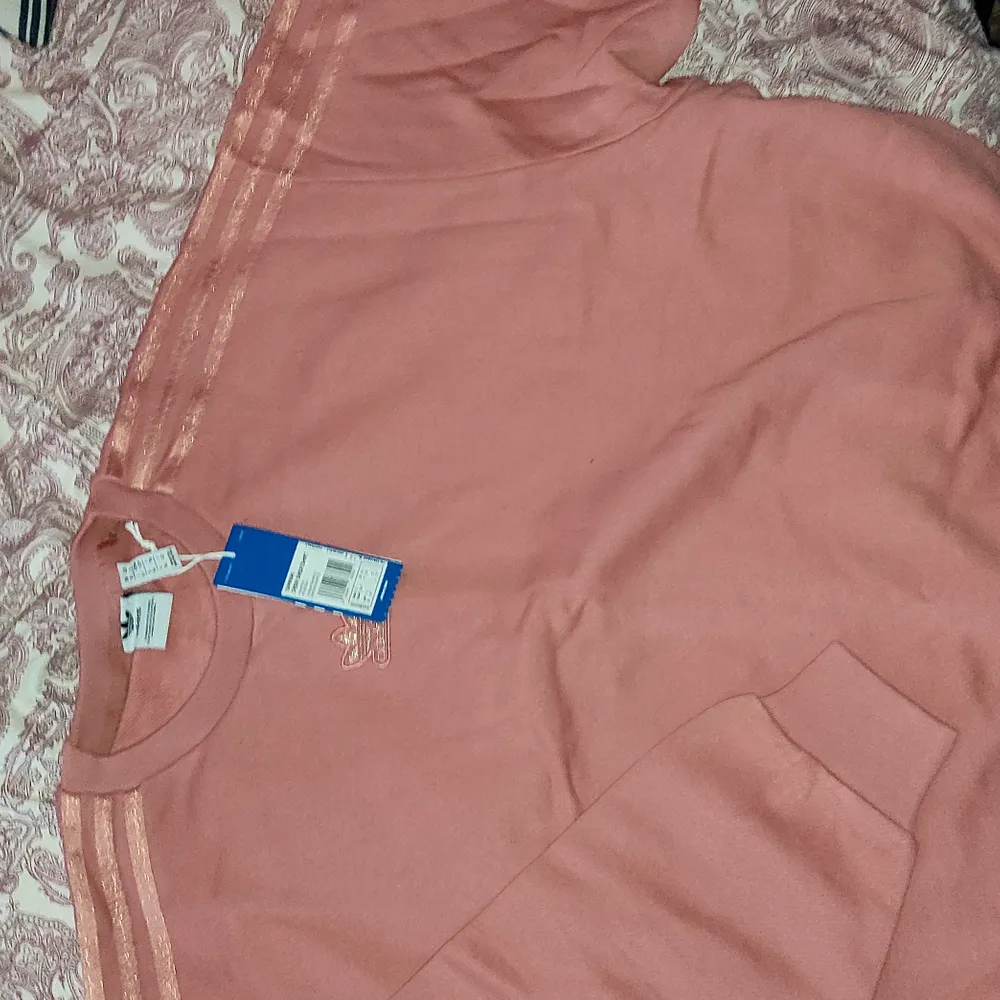 Adidas tröja i st L i rosa . Hoodies.