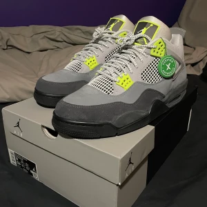 NIKE JORDAN 4 NEON GREY EU 46 | US 12  - Jordan 4 neon grey, size: eu 46, us 12, uk 11, verifierade från stockx, helt oanvända 10/10, finns i stockholm!