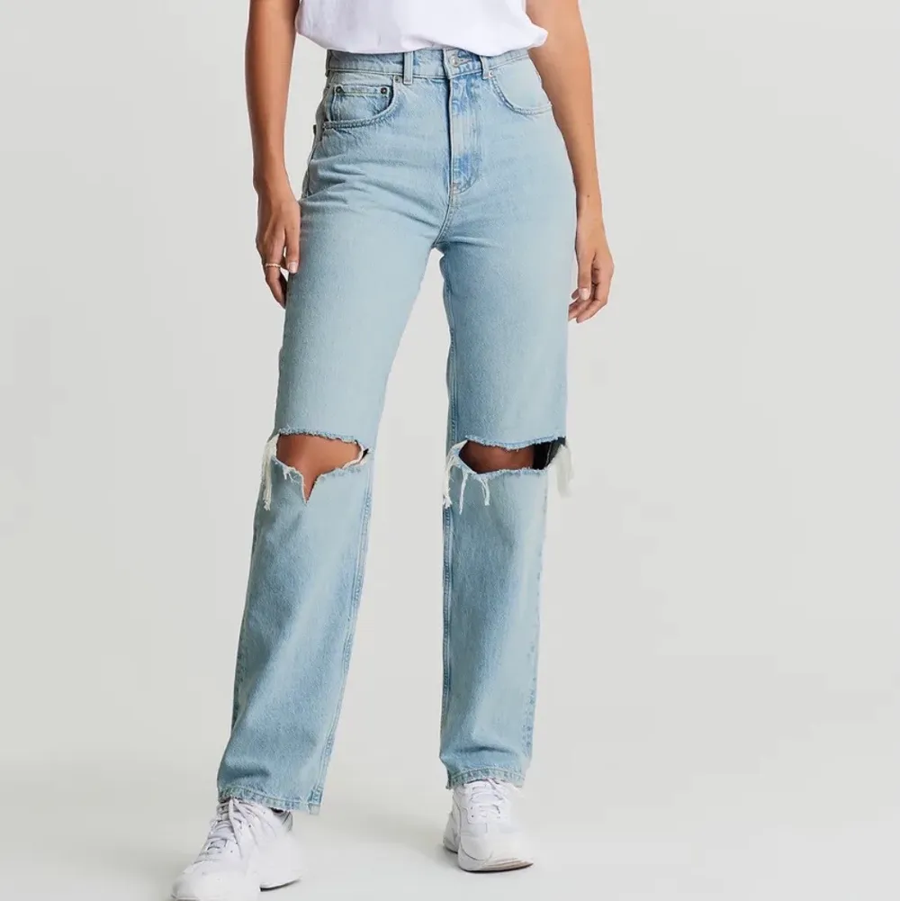 Säljer dessa jättefina jeans från GinaTricot, som tyvärr aldrig kommer till användning längre. Storlek 34, 200 kr + frakt, om fler är intresserade blir det budgivning 💕 HÖGSTA BUD 350kr. Jeans & Byxor.