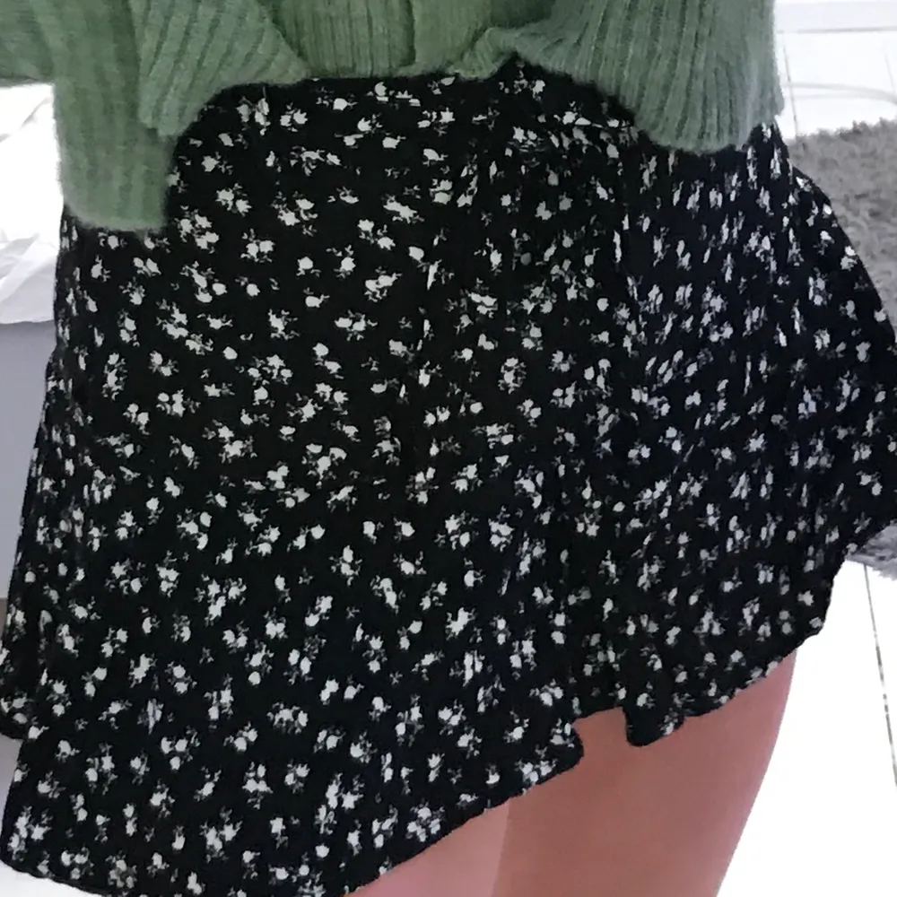 intressekoll på denna superfina kjol! där är inbyggda shorts men de syns inte när man har på den. skriv privat för fler bilder. buda i kommentarerna! startbud 100 kr!! köp direkt för 200 +frakt 💕. Kjolar.