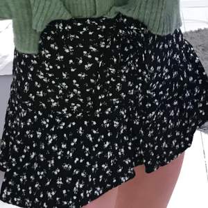 intressekoll på denna superfina kjol! där är inbyggda shorts men de syns inte när man har på den. skriv privat för fler bilder. buda i kommentarerna! startbud 100 kr!! köp direkt för 200 +frakt 💕