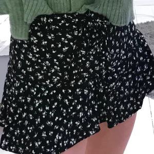 zara kjol - intressekoll på denna superfina kjol! där är inbyggda shorts men de syns inte när man har på den. skriv privat för fler bilder. buda i kommentarerna! startbud 100 kr!! köp direkt för 200 +frakt 💕