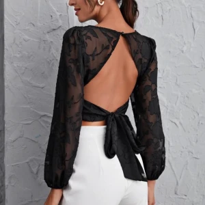 Svart blus  - En svart blus med ryggen fri, oanvänd. Buda gärna! 💗