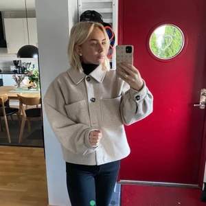 Höst jacka  - Säljer min fina beiga vår/höst jacka eftersom jag köpt en ny! Den är i fint skick och är oversize, färgen är i fin beige/grå, Stolek S men den passar allt ifrån XS-L (frakt tillkommer) köpt för 799kr