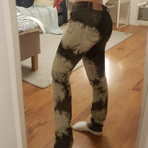 Ralph Lauren jeans  - Unika Ralph Lauren jeans, nästan som tie dye! Svarta  och vita. Varan är i mycket bra skick. Väldigt unika men fortfarande ett märkesplagg. Kostade över 1000 kroner men säljer direkt för 200 kr utan budgivning.