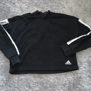 Adidas tröja, stk S - Jag säljer en adidas tröja i bra skick, stk S. Den är för stor och därför bestämde jag mig för att sälja den, super fin och mysig. Den håller dig varm och passar de flesta årstiderna. 