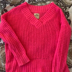 Rosa stickad tröja hollister - Säljer min supermysiga stickade tröja från Hollister då den inte kommer till användning längre:( absolut inget fel på den, älskar färgen! Frakt tillkommer💞