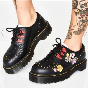Dr Martens  - Dr Martens – Serova – Grova, svarta flatform-skor med broderier. Storlek EU 37. Använde 2 ggr. Nypris 1848. Finns i Vallentuna men kan även mötas upp i city