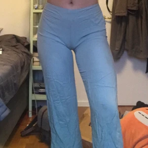 Mjukisbyxor - Såå sköna byxor i tunnt material. Verkligen hur sköna som helst, de känns knappt. Är 175 för referens!