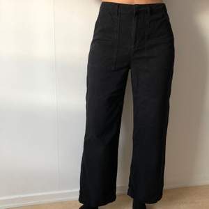 Breda snygga jeans i lite kortare modell, väldigt lite använda. 🦨