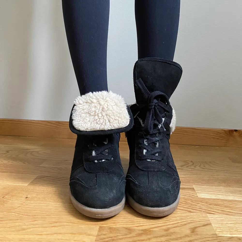 Isabel marant LIKNANDE ankleboots i äkta mockaskinn. Märket är Steve Madden! Använda ett fåtal gånger, sjukt sköna och i jättebra skick! Men kommer aldrig till användning längre💗. Kengät.