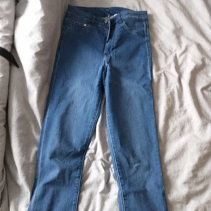 H&m byxor - High waist jegging storlek 28/30 säjer den för 75kr+ frakt