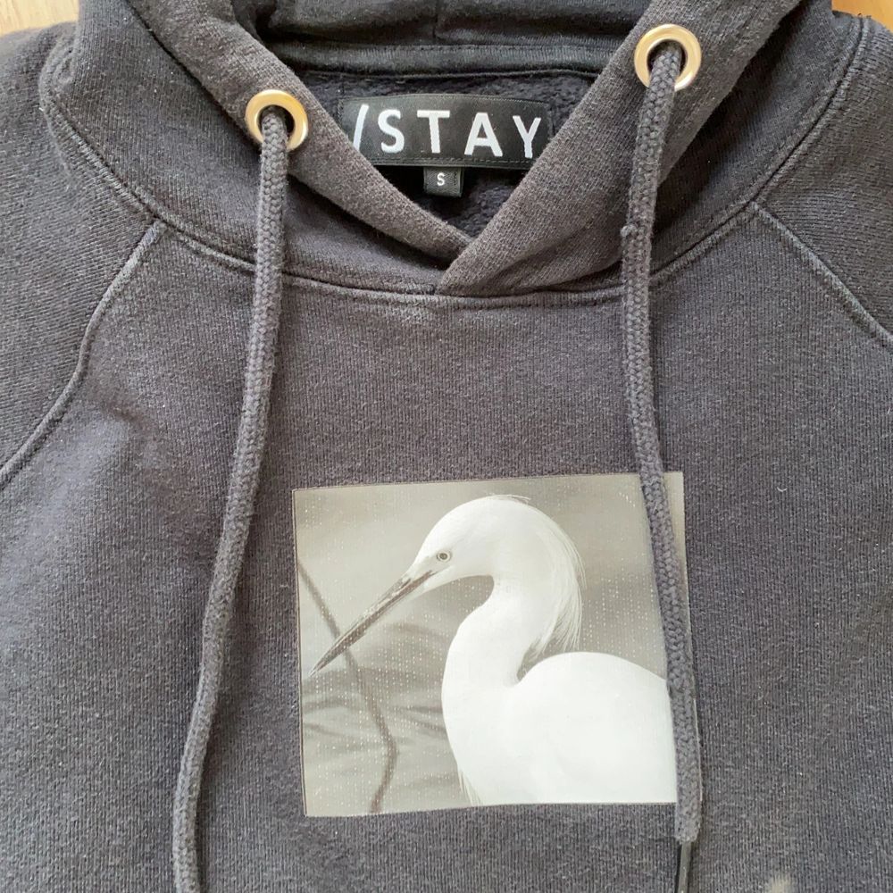 Säljer denna skit coola hoodie från stay. Den är svart med någon slags fågel. Säljer då den har blivit för liten för mig. Köpare står för frakt💕. Huvtröjor & Träningströjor.