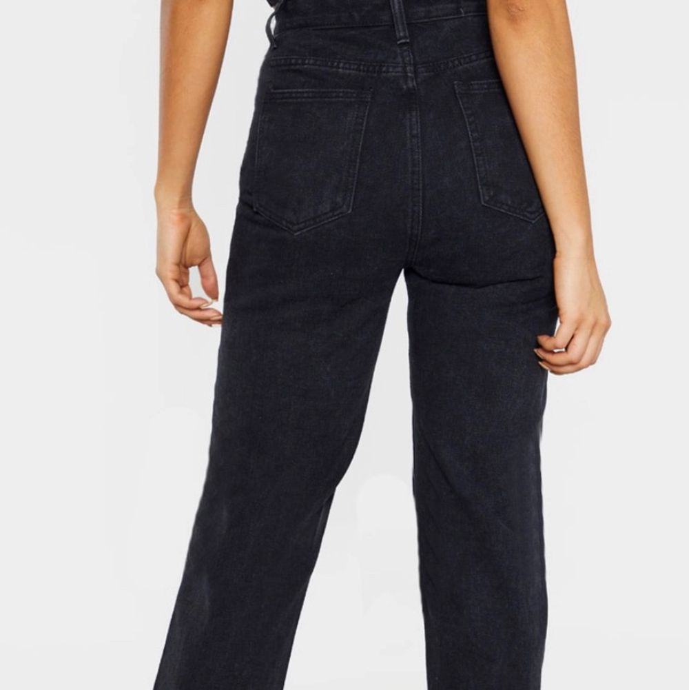 Jeansen är från hemsidan Prettylittlethings modellen är ”tall black split hem jeans” (går att hitta fortfarande). Jeansen är raka i modellen med en slits på sidan längst ner. Storlek: uk 8 ( ca 36 ). Har prislapp kvar går att se på bild 3 säljer för att de var för små och kostar att skicka tillbaka. Köpta för 30£= ca 350kr ( köparen står för frakt ) PRIS KAN DISKUTERAS VID SNABB OCH SERIÖS AFFÄR . Jeans & Byxor.