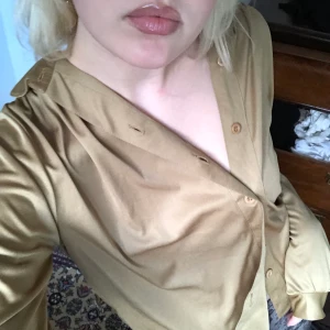 Guldig skjorta - Fin blus i guld, står 44 men typ storlek M/L :)