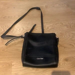 Äkta skinn väska ifrån Calvin Klein - Snygga väska i äkta skinn, använt fåtal gånger!!! Bud ifrån 180 kr 