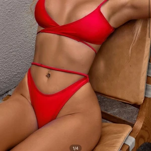 Röd bikini  - En röd bikini i väldigt bra material, aldrig använd och är helt perfekt för sommaren! 