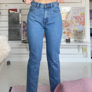 Blåa raka jeans från & other stories i storlek EUR27(34-36), knappt använda!