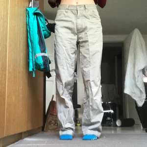 Beige jeans från humana - Beigea jeans med borttagna fickor på sidorna, storleken är oklar men sitter bra på mig som är S och 165 cm lång! 