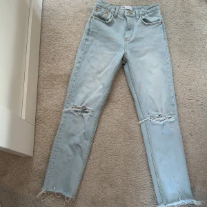 Jeans från Zara - Säljer dessa super fina jeans som tyvärr inte kommer till användning, använda 5-6 gånger.