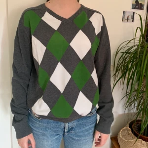 Argyle sweater - Snygg tröja köpt secondhand! Väldigt bra skick, från märket Race Marine. Skönt material. Storlek M, men passar många olika storlekar beroende på hur man vill att den ska sitta. Jag bär vanligtvis S/M på tröjor och den är lite oversize på mig. 200kr inklusive frakt.