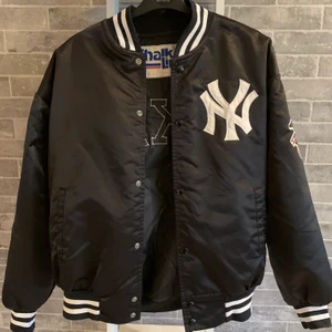 Varsity jacka - En äkta Yankees varsity jacka från 90 talet 🤩 Sällsynt och mycket bra skick, storlek M och sitter bra på mig som är S/M och 170cm lång 🌟 Den är tillverkad i USA och är så snygg till våren! Fråga gärna om fler bilder, kan gå ner i pris vid snabb affär 🙌🏻