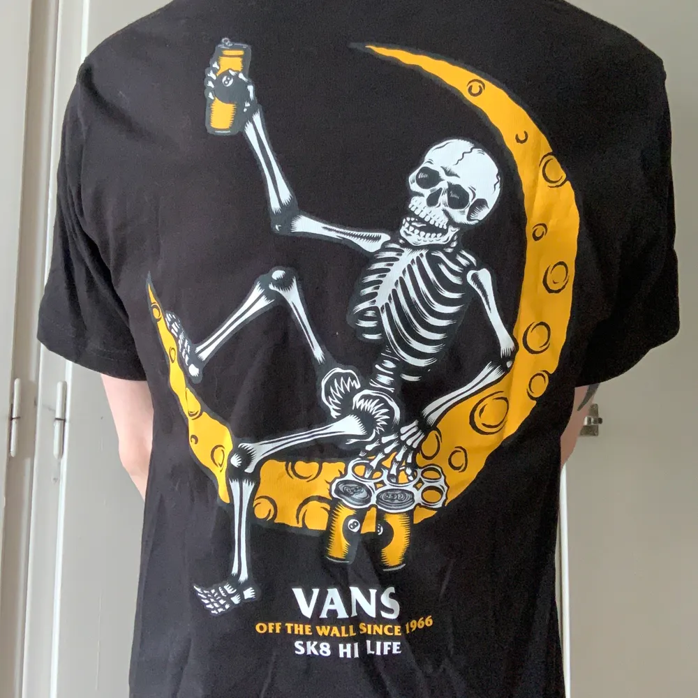Jättefin t-shirt från Vans. Använd några gånger men har inga skador eller fläckar.. T-shirts.