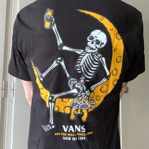 Jättefin t-shirt från Vans. Använd några gånger men har inga skador eller fläckar.
