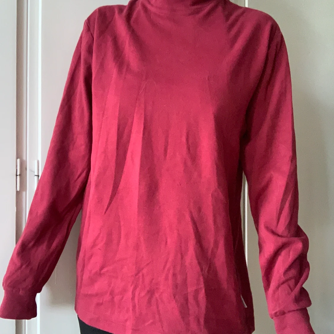 Röd turtleneck tröja