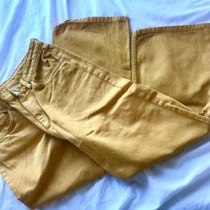 Gula vida byxor - Jätte fina gula jeans men får inte på mig dom längre,dom sitter för tight vid midjan. Annars är dom i bra skick. Kunden betalar frakt men jag kan också mötas i västerås!💕