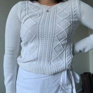 Ribbstickad tröja från Stockholm lm - En vit stickad tröja från Stockholm lm, jättefin och skön i storlek xs men den sitter mer som en s